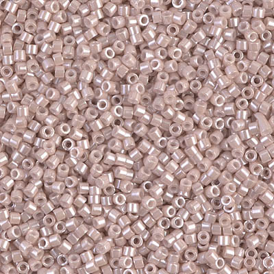 DB1535 Delicas 11/0 Opaque Beige Ceylon (x 5gr)   